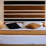 Neapolis Life ゲストハウス 4*