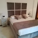 Neapolis Life ゲストハウス 4*